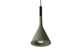 Hangende kegelvormige lamp in grijsgroene beton-look met zwarte stroomkabel en ingebouwd LED-licht.