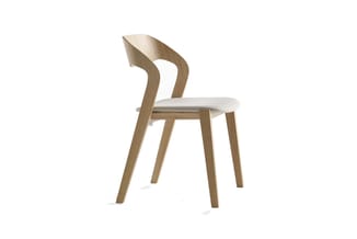 Houten stoel met gebogen rugleuning, wit zitgedeelte en natuurlijke houten poten op witte achtergrond.; kijkrichting naar rechts.