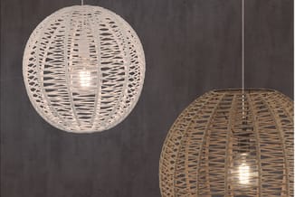 Twee hangende koepelvormige lampen met woven textielstructuur in wit en natuurlijk bruin tegen grijze muur.