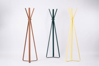 Drie Cascando Bend kapstokken in bruin, Pine Green en lichtgeel naast elkaar.