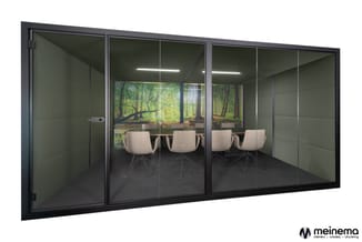 Glazen vergaderruimte met zwart frame, vier beige stoelen, forest wallpaper, LED-verlichting, meinema logo.