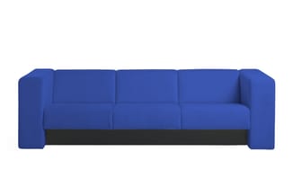 Blauwe moderne bank met drie zitplaatsen, hoge armleuningen en zwart onderstel, frontaal weergegeven.