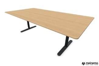Vergadertafel met naturel houten blad en afgeronde hoeken op zwart metalen onderstellingen.