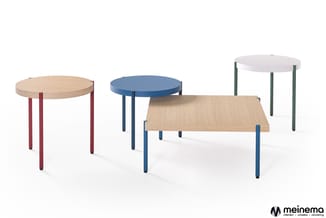 Vijf tafels in verschillende maten en kleuren: ronde tafel met rode poten, blauwe ronde tafel, rechthoekige tafel met blauwe