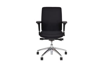 Zwarte ergonomische bureaustoel met armleuningen, zitting en rugleuning van stof, chromen vijfpunts voetsteun met zwenkwielen