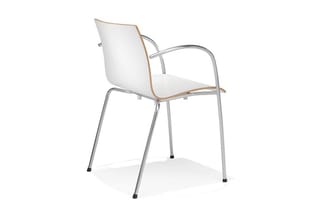 Witte stoel met houten armleggers, zilvergrijze stalen frame en vier poten tegen witte achtergrond.
