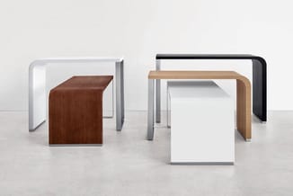 Vijf consoletafels in verschillende uitvoeringen: donkerbruin hout, wit, naturel hout en zwart, met metalen frames, gerangsch