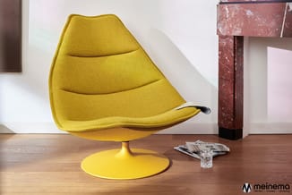 Geel draaibare loungefauteuil met ergonomische vorm op ronde voet, in moderne kantoorruimte met houten vloer.