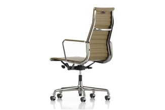 Ergonomische bureaustoel met hoge rug in beige/taupe, aluminium frame, armleuningen, zwenkwielen en verstelbare zitting tegen