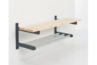 Wandgemonteerde houten plank met zwarte beugels en zilverkleurige handdoekrails eronder.