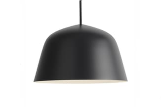 Zwarte hanglamp met koepelvormige kap en crèmekleurig binnenwerk, aan draad opgehangen tegen witte achtergrond.