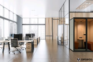 Modern kantoor met houten bureaus, zwarte ergonomische stoelen, glazen wanden met zwarte frames, houten divisiewanden en indi