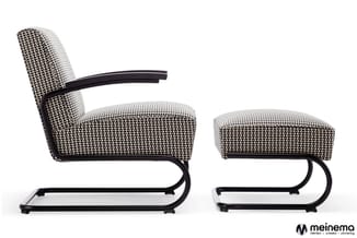 Twee moderne fauteuils met geometrisch patroon en zwarte buizen frame: één met armleuningen en rugleuning, één lage voetenban