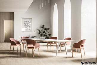 Moderne vergaderruimte met witte vergadertafel, zes roestbruine stoelen met houten poten, houten deur, groen plant, wandkunst