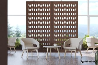 Loungehoek met twee beige stoelen rond wit tafelblad en bruine decoratieve scheidingspanelen met opengewerkte patroon, uitzic