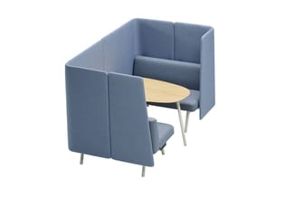 Akoestische vergadernook met blauwe gestoffeerde wanden, houten tafel en twee stoelen met metalen poten.