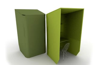 Groene akoestische belcel met open deur, staaldraadstoel zichtbaar binnenin, geribde wanden voor geluidsdemping.