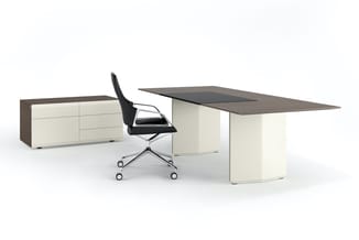 Moderne kantoorwerkplek met grijs-bruin bureau, witte kasten, zwarte bureaistoel op wielen en aanvullende opbergkasten.