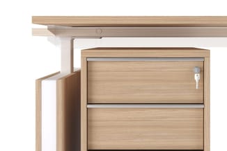 Houten kastje met twee laden in natuurlijk eiken, onder een houten plafondconstructie, laden voorzien van sleutelslot.