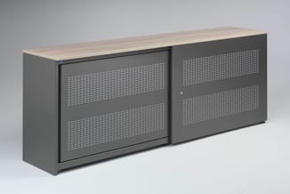 Grijze kastenwand met schuifdeuren en geperforeerde panelen, licht houten werkblad, zijkant aanzicht.