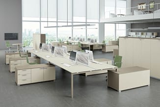 Modern open kantoor met beige werkplekken, groene bureaustoelen, lange werkbladen met monitors, kasten en ramen met stadsuitk