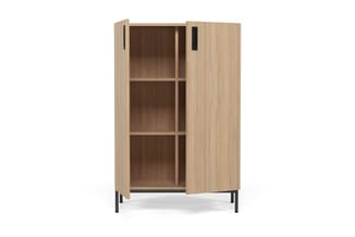 Houten kast met deuren in natuurtint, twee verstelbare legplanken, zwarte metalen poten, deur open.