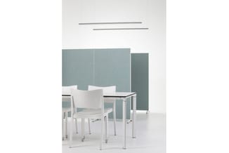 Werkplek met witte stoelen, zwart tafelblad op wit onderstel, groenblauwe akoestische panelen als achterwand, witte muren, gr