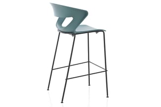 Groen barkruk met gestileerde rugleuning en zitschaal, zwart metalen frame met voetsteunen, tegen witte achtergrond.