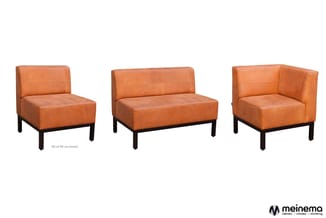 Drie oranje leren modulaire zitelementen met donker houten onderstel, verschillende configuraties: armleunig, middensectie en
