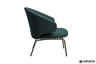 Grijsgroene fauteuil met afgeronde vormen, textielbekleding en zwartmetalen pootframe, zijaanzicht.