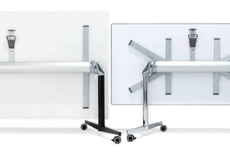 Twee mobiele projectieschermen met wit frame en zwart/grijs onderstel op wielen, met aluminium montagebuizen en kantelbare ar