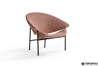 Roze melange fauteuil met gebogen rugleuning en zwart metalen frame op witte achtergrond.