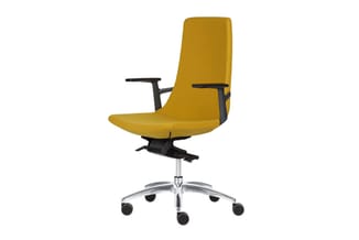 Gele bureaustoel met zwarte armleuningen en wielbasis, ergonomisch design met hoogteverstelbare zitting.