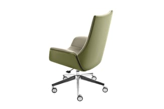Groene bureaustoel met grijze binnenzijde, ergonomische rugsteun, chromen voet en wielen, geïsoleerd op witte achtergrond.