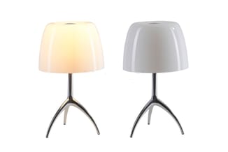 Twee moderne tafellampjes met conische kapjes, één in warm wit licht, één uitgeschakeld, beide op driepotige zwarte metalen v