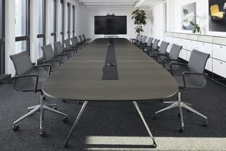 Moderne vergaderruimte met ovale grijze tafel, zwarte stoelen met wielen, grote wandscherm, glazen wanden en witte kasten.