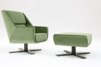 Groene fauteuil met voetenbankje op zwart kruispoten onderstel tegen witte achtergrond.
