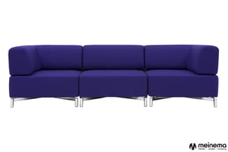 Blauwe modulaire bank met drie zitdelen en armleuningen, metalen poten, frontale weergave.