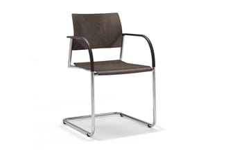 Moderne stoel met donkerbruin gebogen houten zitting en rug, zwarte armleuningen, zilverkleurig metalen frame met sledeonders