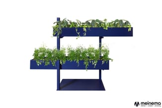 Verticale plantenbak met twee niveaus in donkerblauw metaal, gevuld met diverse groene planten en kruiden, staand design.