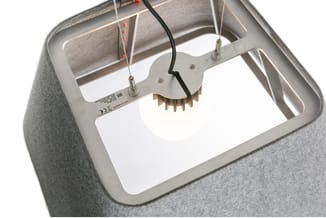 Grijs akoestisch paneel met geïntegreerde LED-verlichting en metalen beugel, bovenaanzicht