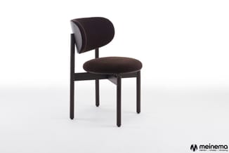 Zwarte stoel met ronde zitting, gebogen rugleuning en zwart houten frame tegen witte achtergrond.