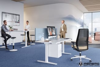 Modern kantoor met blauwe vloerbedekking, witte zit-sta bureaus, zwarte bureaustoel, staande werkplekken en bergkast. Berglan