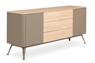 Dressoir met grijze zijkanten, licht houten blad en drie houten laden in het midden, op grijze metalen poten.
