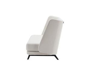 Witte fauteuil met hoge rugleuning en zwart metalen poten, zijprofiel.