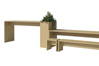 Beige houten modulair kantoormeubelsysteem met bureau, lage kasten, plantenbak en zitblok.