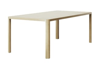 Houten vergadertafel met rechthoekig blad en vier cilindervormige poten in licht houtfinish.