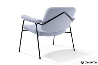 Grijze stoel met afgeronde rugleuning en armleuningen, zwart metalen frame, staand tegen witte achtergrond.