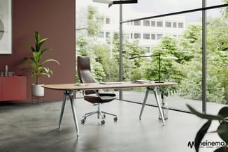 Moderne kantoorruimte met houten bureau op grijze poten, zwarte bureaustoel, rood-bruine wand, potplanten en glazen wand met