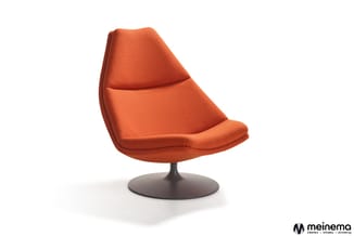 Oranje draaibare fauteuil met ergonomische kuipdessins op zwart tulpvoetonderstel, tegen witte achtergrond.